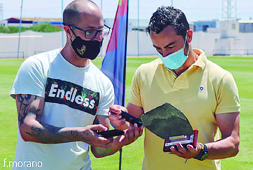 El presidente, Borja Durán, hizo entrega en nombre del club de unos detalles a Carmelo Romero, Juan Daniel y Gemma Domínguez – Fotografía: Francisco Morano