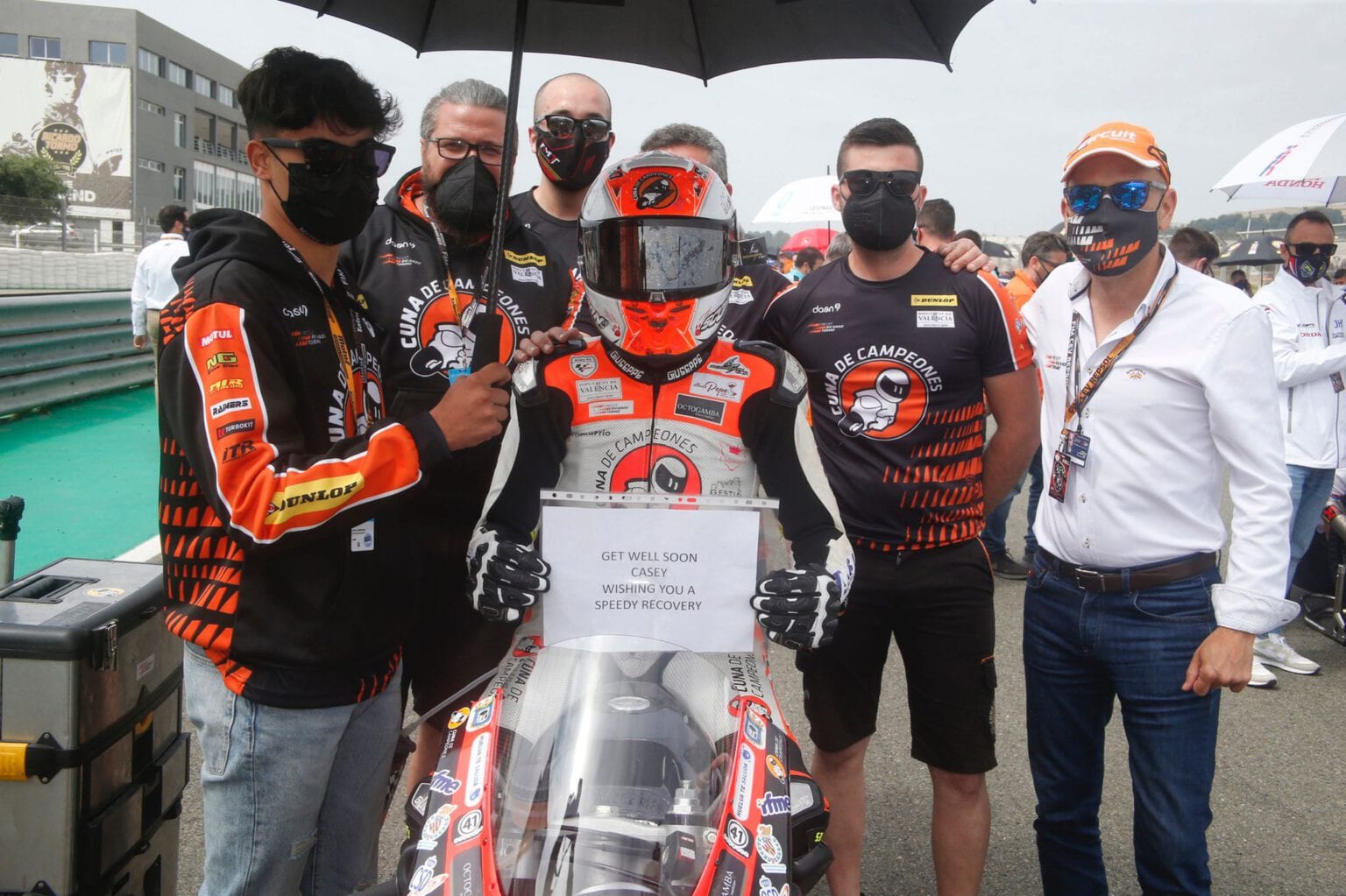 Hugo Millán posa junto a miembros de su equipo.