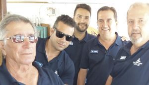 En las imágenes, Valentín junto a la tripulación de la Canoa. De izquierda a derecha, Fran, Israel, Bernardo, Manolo (ex motorista) y Eva. Cuenta Valentín que entre los más veteranos de la tripulación, están su hermano Bernardo y Eva, presentes también desde 2001.